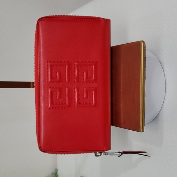 Givenchy Handbags - ❤️🇨🇵RARE Givenchy EMBLEM 4G LONG WALLET❤️